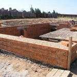 Кладка цоколя з цегли