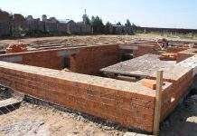 Кладка цоколя з цегли