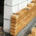 Як обложиш деревяний будинок цеглою