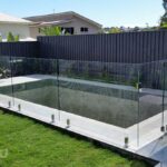 Плюси і мінуси скляних огорож навколо басейну