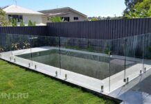 Плюси і мінуси скляних огорож навколо басейну