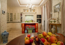 Будинок в селищі довіль: як поєднувати камін, красиві меблі і складний декор