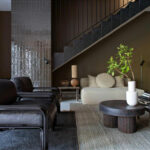 Сучасна вілла з басейном і темними інтер’єрами в провансі