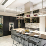 5 сучасних кухонь, які можна легко об’єднати з вітальнею