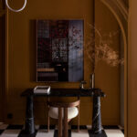 Смугаста стеля і округла меблі: незвичайний інтер’єр квартири у франції