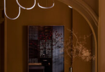 Смугаста стеля і округла меблі: незвичайний інтер’єр квартири у франції