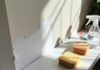 Як видалити шпалери за допомогою гарячої води та оцту